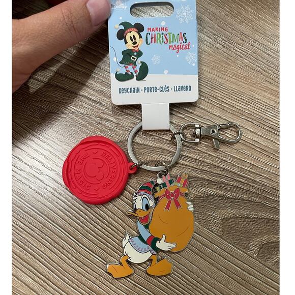 Disney Parks Christmas Holiday Donald Duck Elf Keychain NEW - Picture 1 of 4